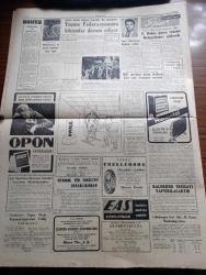 Cumhuriyet Gazetesi - 14 Ekim 1960 - yassıada duruşması bu sabah 9.30'da - ilk duruşma Celal Bayar'ın sattığı köpek ile ilgili - 6 7 Eylül hadiseleri sorumlularının duruşmasına çarşamba günü başlanacağı yüksek Adalet divanı tarafından açıklandı - Hayrettin erkmen'in eşi Lütfi kırdar'ın eşi Bumin Yamanoğlunun Babası duruşmaları takip etmek için irtibat bürosuna gelirlerken fotoğraf - bugünkü duruşmayı 729 kişi takip edecek - Münif Fehim'in dünden bugünkü duruşmayı görüşü çizim - Celal Bayar Ve Nedim Ökmen'in suçları nelerdir - kısmi af 29 Ekim'de ilan edilecek - Lise ve Enstitü öğrencileri Ankara'da nümayiş yaptılar - Ali Ulvi Karikatür - gümrükte satışlar yeniden başlıyor - insanlar arasında gittikçe yayılan bir kusur tik - Brigitte Bardot Vadim'i çağırmış - Yaşar Kemal'in İnce Memedi Almanya'da - tiyatro çılgın dünya ve hırçın kız yazan Lütfi Ay - Nuh'un Ankara makarnasının İstanbul ve Ankara radyolarında  takdim edeceği Behiye Aksoy - Tenis Federasyonu Başkanı Bülent Savcı