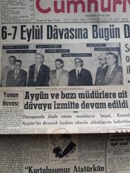Cumhuriyet Gazetesi - 27 Ekim 1960 - Yunan havası yazan Nadir Nadi Başmakale - 6 7 Eylül davasına bugün devam edilecek - yolsuzluk davasının sanıkları Demir Turgut Abdullah Takdaş Sadettin Özil Kemal Kutlu Numan Sinanoğlu Cevat Bil Saffet Sezen duruşma sırasında fotoğraf - Ali Ulvi'nin fırçasından Kemal Aygün Fotoğraf - Kemal Aygün ve bazı müdürlere ait davaya İzmit'te devam edildi - milli birlik komitesi af kanununu dün gece kabul etti - 1960 Nobel edebiyat mükafatını kazanan şair Saint John Perse fotoğraf - Devlet Başkanı Cemal Gürsel kurtuluşumuz Atatürk'ün izinden gitmeye bağlıdır - yassıada mektebi yazan Hamdi Varoğlu - Kraliçe Elizabeth ölüm tehlikesi atlattı - iş bölümü yazan Burhan Felek - tiyatro Şair Ruhu ve Kanaviçe yazan Lütfi Ay - Şehir Tiyatrosu dram kısmında Eyyup üzerine oyun Kral Lear Ve Madam Butterfly - B milli futbol takımı dün akşam ilan edildi - Kıbrıs'ta Doğan Türk Birliği takımı favori fotoğraf - Necdet Erdem Feriköy'e antrenör oldu - Halimi boks şampiyonu oldu