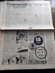 Cumhuriyet Gazetesi - 27 Ekim 1960 - Yunan havası yazan Nadir Nadi Başmakale - 6 7 Eylül davasına bugün devam edilecek - yolsuzluk davasının sanıkları Demir Turgut Abdullah Takdaş Sadettin Özil Kemal Kutlu Numan Sinanoğlu Cevat Bil Saffet Sezen duruşma sırasında fotoğraf - Ali Ulvi'nin fırçasından Kemal Aygün Fotoğraf - Kemal Aygün ve bazı müdürlere ait davaya İzmit'te devam edildi - milli birlik komitesi af kanununu dün gece kabul etti - 1960 Nobel edebiyat mükafatını kazanan şair Saint John Perse fotoğraf - Devlet Başkanı Cemal Gürsel kurtuluşumuz Atatürk'ün izinden gitmeye bağlıdır - yassıada mektebi yazan Hamdi Varoğlu - Kraliçe Elizabeth ölüm tehlikesi atlattı - iş bölümü yazan Burhan Felek - tiyatro Şair Ruhu ve Kanaviçe yazan Lütfi Ay - Şehir Tiyatrosu dram kısmında Eyyup üzerine oyun Kral Lear Ve Madam Butterfly - B milli futbol takımı dün akşam ilan edildi - Kıbrıs'ta Doğan Türk Birliği takımı favori fotoğraf - Necdet Erdem Feriköy'e antrenör oldu - Halimi boks şampiyonu oldu