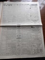 Cumhuriyet Gazetesi - 27 Ekim 1960 - Yunan havası yazan Nadir Nadi Başmakale - 6 7 Eylül davasına bugün devam edilecek - yolsuzluk davasının sanıkları Demir Turgut Abdullah Takdaş Sadettin Özil Kemal Kutlu Numan Sinanoğlu Cevat Bil Saffet Sezen duruşma sırasında fotoğraf - Ali Ulvi'nin fırçasından Kemal Aygün Fotoğraf - Kemal Aygün ve bazı müdürlere ait davaya İzmit'te devam edildi - milli birlik komitesi af kanununu dün gece kabul etti - 1960 Nobel edebiyat mükafatını kazanan şair Saint John Perse fotoğraf - Devlet Başkanı Cemal Gürsel kurtuluşumuz Atatürk'ün izinden gitmeye bağlıdır - yassıada mektebi yazan Hamdi Varoğlu - Kraliçe Elizabeth ölüm tehlikesi atlattı - iş bölümü yazan Burhan Felek - tiyatro Şair Ruhu ve Kanaviçe yazan Lütfi Ay - Şehir Tiyatrosu dram kısmında Eyyup üzerine oyun Kral Lear Ve Madam Butterfly - B milli futbol takımı dün akşam ilan edildi - Kıbrıs'ta Doğan Türk Birliği takımı favori fotoğraf - Necdet Erdem Feriköy'e antrenör oldu - Halimi boks şampiyonu oldu