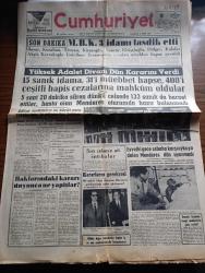Cumhuriyet Gazetesi - 16 Eylül 1961 - Son dakika Milli Birlik Komitesi 3 idamı tasdik etti - Celal Bayar Refik koraltan Agah Erozan Ahmet Hamdi Sancar İbrahim Kirazoğlu Nusret Kirişçioğlunun cezaları müebbet hapse çevrildi - yüksek Adalet divanı Dün kararını verdi - 15 sanık idama 31'i müebbet hapse 408'i çeşitli hapis cezalarına mahkum oldular - evvelki gece sabaha karşı uykuya dalan Adnan Menderes Dün uyanmadı fotoğraf - yassıada yüksek Adalet divanı huzuruna çıkarılan ilk gruba dahil sanıklardan bir kısmı ve yedikleri cezalar fotoğraf - adliye tarihimizin en büyük para cezası İpar 26 milyon lira ödüyor - Bahadır Dülger ve Emin Kalafat haklarında verilen kararları dinlerken fotoğraf - bir çeviri üstüne yazan Melih Cevdet Anday - bir iğrenç tecavüz karşısında yazan Reşat Ekrem Koçu - Sovyetler çok katlı bir füze denediler - sanık Ethem Menderes sanık Fatin Rüştü Zorlu sanık Hasan Polatkan haklarında istenen cezalar - Beşiktaş İstanbulspor Maçı - Kasımpaşa Karagümrük Maçı