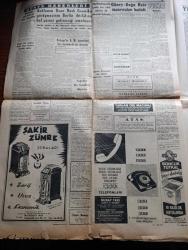 Cumhuriyet Gazetesi - 16 Eylül 1961 - Son dakika Milli Birlik Komitesi 3 idamı tasdik etti - Celal Bayar Refik koraltan Agah Erozan Ahmet Hamdi Sancar İbrahim Kirazoğlu Nusret Kirişçioğlunun cezaları müebbet hapse çevrildi - yüksek Adalet divanı Dün kararını verdi - 15 sanık idama 31'i müebbet hapse 408'i çeşitli hapis cezalarına mahkum oldular - evvelki gece sabaha karşı uykuya dalan Adnan Menderes Dün uyanmadı fotoğraf - yassıada yüksek Adalet divanı huzuruna çıkarılan ilk gruba dahil sanıklardan bir kısmı ve yedikleri cezalar fotoğraf - adliye tarihimizin en büyük para cezası İpar 26 milyon lira ödüyor - Bahadır Dülger ve Emin Kalafat haklarında verilen kararları dinlerken fotoğraf - bir çeviri üstüne yazan Melih Cevdet Anday - bir iğrenç tecavüz karşısında yazan Reşat Ekrem Koçu - Sovyetler çok katlı bir füze denediler - sanık Ethem Menderes sanık Fatin Rüştü Zorlu sanık Hasan Polatkan haklarında istenen cezalar - Beşiktaş İstanbulspor Maçı - Kasımpaşa Karagümrük Maçı