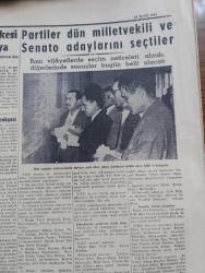 Cumhuriyet Gazetesi - 16 Eylül 1961 - Son dakika Milli Birlik Komitesi 3 idamı tasdik etti - Celal Bayar Refik koraltan Agah Erozan Ahmet Hamdi Sancar İbrahim Kirazoğlu Nusret Kirişçioğlunun cezaları müebbet hapse çevrildi - yüksek Adalet divanı Dün kararını verdi - 15 sanık idama 31'i müebbet hapse 408'i çeşitli hapis cezalarına mahkum oldular - evvelki gece sabaha karşı uykuya dalan Adnan Menderes Dün uyanmadı fotoğraf - yassıada yüksek Adalet divanı huzuruna çıkarılan ilk gruba dahil sanıklardan bir kısmı ve yedikleri cezalar fotoğraf - adliye tarihimizin en büyük para cezası İpar 26 milyon lira ödüyor - Bahadır Dülger ve Emin Kalafat haklarında verilen kararları dinlerken fotoğraf - bir çeviri üstüne yazan Melih Cevdet Anday - bir iğrenç tecavüz karşısında yazan Reşat Ekrem Koçu - Sovyetler çok katlı bir füze denediler - sanık Ethem Menderes sanık Fatin Rüştü Zorlu sanık Hasan Polatkan haklarında istenen cezalar - Beşiktaş İstanbulspor Maçı - Kasımpaşa Karagümrük Maçı