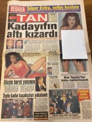 TAN GAZETESİ DOĞUM GÜNÜ HEDİYESİ - 20 ŞUBAT 1994 - TAM TAKIM 12 SAYFADIR -Tayyip Erdoğan-Yufka Yürekli Yankeecik-Bill Clinton-Necmettin Erbakan-Cüneyt BOL-Derya San-Şükran Ağan-Nilüfer BAYRI-Ertan Öztan-Nazan Şoray-Kadir İnanır-Şükrü Kızılot-Asuman Tuğberk-Fehim Boluğur-Muhsin Kıvrıkkırık-Sami Kart-Savaş Yıldırım-Vedat Danacı-Feyyaz Uçar-Madida-Sami Kart-Vahap Beyaz-Erdogan Karcı-Hamza Işın-Tansu Çiller-Nuri Alan-Sinan CAN-Kenan AYDIN-Adam dövmüş-Hayali sanığı-Aklanamadı-Clinton-TebMehMet-Kadayfın altı kızardı-Ateşle barut yanyana-Toplu kadın kaçakçıları yakalandı-Ben Tayyip’ten daha namusluyum-Yumuşak sesler korosu-Otobüsler arttı fortçular bozuldu-Kızlık zarı olan şişme bebek geldi-Lezzo gardiyan-Rambo’nun ikizleri-Brezilya’da karnaval faciası-Bağdat Caddesi’ne yeni hizmet-Mahmut Bey bir koltuğa tam 11 karpuz sığdırdı-Kartal hızla yükseliyor-Feyyaz yine yazdı-İzmir’de Can pazarı-Fener’de gizli yemin-Terör bütçeyi delik deşik etti-Amerika’dan AIDS’i Türk genci ithal etti-Türk düşmanlı
