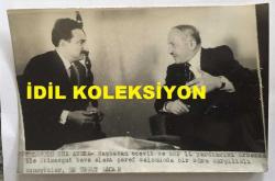 TÜRKİYE CUMHURİYETİ ESKİ BAŞBAKANI BÜLENT ECEVİT'İN ve NECMETTİN ERBAKAN'IN ORİJİNAL AJANS-BASIN FOTOĞRAFI (CHP-MSP KOALİSYONU) - 18 x 12 cm EBADINDA - BÜLENT ECEVİT ve NECMETTİN ERBAKAN, ETİMESGUT HAVA ALANI ŞEREF SALONUNDA KONUŞURLARKEN ÇEKİLMİŞ BİR KARE, 1974