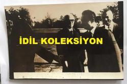 TÜRKİYE CUMHURİYETİ ESKİ BAŞBAKANI BÜLENT ECEVİT'İN ve NECMETTİN ERBAKAN'IN ORİJİNAL AJANS-BASIN FOTOĞRAFI (CHP-MSP KOALİSYONU) - 18 x 12 cm EBADINDA - BÜLENT ECEVİT ve NECMETTİN ERBAKAN, KARŞILAŞTIKLARI BİR ANDA TOKALAŞIRLARKEN ÇEKİLMİŞ BİR KARE, 1974