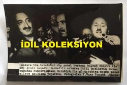 TÜRKİYE CUMHURİYETİ ESKİ BAŞBAKANI BÜLENT ECEVİT'İN ve NECMETTİN ERBAKAN'IN ORİJİNAL AJANS-BASIN FOTOĞRAFI (CHP-MSP KOALİSYONU) - 18 x 12 cm EBADINDA - BÜLENT ECEVİT ve NECMETTİN ERBAKAN, İKİLİ KOALİSYON KONUSUNDA CUMHURBAŞKANI FAHRİ KORUTÜRK'LE GÖRÜŞTÜKTEN SONRA BASIN AÇIKLAMASI YAPARLARKEN, 1974