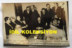 TÜRKİYE CUMHURİYETİ ESKİ BAŞBAKANI BÜLENT ECEVİT'İN ve NECMETTİN ERBAKAN'IN ORİJİNAL AJANS-BASIN FOTOĞRAFI (CHP-MSP KOALİSYONU) - 18 x 12 cm EBADINDA - BÜLENT ECEVİT ve NECMETTİN ERBAKAN BAKANLAR KURULU TOPLANTISINDA AYNI KAREDELER, 1974