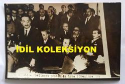 TÜRKİYE CUMHURİYETİ ESKİ BAŞBAKANI BÜLENT ECEVİT'İN ve NECMETTİN ERBAKAN'IN ORİJİNAL AJANS-BASIN FOTOĞRAFI (CHP-MSP KOALİSYONU) - 18 x 12 cm EBADINDA - BÜLENT ECEVİT ve NECMETTİN ERBAKAN KOALİSYON PROTOKOLÜ İMZA TÖRENİNDE AYNI KAREDELER, 1974