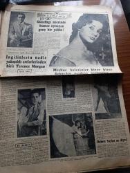 Cumhuriyet Pazar Gazetesi - 1 ağustos 1954 - arkeolog gözüyle dünyanın en zengin yeri Türkiye - renkli karikatür - akademi sergisi ve bir buluş yazan Selmi Andak - haftanın ansiklopedisi şeker - Küçük Kral çizen O. Soglow - Eğlencelik köşesi - haftanın şakaları yazan Burhan Felek - güzelliği üzerinde kumar oynayan genç bir yıldız Lila Rocco fotoğraf - Cumhuriyet İngiliz sinema dünyasında yazan Feyyaz Tokar - İngilizlerin Nadir yakışıklı artistlerinden biri Terence Morgan fotoğraf - meşhur balerinler birer birer sahneden perdeye geçiyorlar - Thilda Tamar karakaşlı sarışın rolünde Fotoğrafı - Mata Harinin ikinci dünya harbinde casusluk eden kızı Bando'nun hayatını canlandıran meşhur balerin Ludmilla Tcherina fotoğraf - Ev Kadın Moda - bir nebze kokunun beşbin yıllık tarihi Yazan Zeynel Akkoç - hikaye son müdafaa çeviren Vahdet Gültekin - nehir körlüğü - havacılıkta yeni hamleler uçakla helikopter arasında cetin bir yarış başladı - hemşehriler cemiyeti'nin kilyos gezisine katılanlar foto