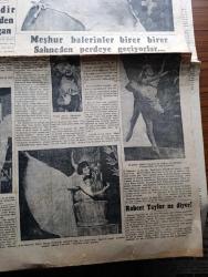 Cumhuriyet Pazar Gazetesi - 1 ağustos 1954 - arkeolog gözüyle dünyanın en zengin yeri Türkiye - renkli karikatür - akademi sergisi ve bir buluş yazan Selmi Andak - haftanın ansiklopedisi şeker - Küçük Kral çizen O. Soglow - Eğlencelik köşesi - haftanın şakaları yazan Burhan Felek - güzelliği üzerinde kumar oynayan genç bir yıldız Lila Rocco fotoğraf - Cumhuriyet İngiliz sinema dünyasında yazan Feyyaz Tokar - İngilizlerin Nadir yakışıklı artistlerinden biri Terence Morgan fotoğraf - meşhur balerinler birer birer sahneden perdeye geçiyorlar - Thilda Tamar karakaşlı sarışın rolünde Fotoğrafı - Mata Harinin ikinci dünya harbinde casusluk eden kızı Bando'nun hayatını canlandıran meşhur balerin Ludmilla Tcherina fotoğraf - Ev Kadın Moda - bir nebze kokunun beşbin yıllık tarihi Yazan Zeynel Akkoç - hikaye son müdafaa çeviren Vahdet Gültekin - nehir körlüğü - havacılıkta yeni hamleler uçakla helikopter arasında cetin bir yarış başladı - hemşehriler cemiyeti'nin kilyos gezisine katılanlar foto