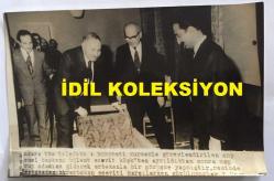 TÜRKİYE CUMHURİYETİ ESKİ BAŞBAKANI BÜLENT ECEVİT'İN ve NECMETTİN ERBAKAN'IN ORİJİNAL AJANS-BASIN FOTOĞRAFI (CHP-MSP KOALİSYONU) - 18 x 12 cm EBADINDA - BÜLENT ECEVİT KOALİSYON HÜKÜMETİ KURULMASI KARARI SONRASINDA NECMETTİN ERBAKAN'I MAKAMINDA ZİYARET EDERKEN ÇEKİLMİŞ BİR KARE, 1974