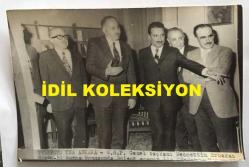 TÜRKİYE CUMHURİYETİ ESKİ BAŞBAKANI BÜLENT ECEVİT'İN ve NECMETTİN ERBAKAN'IN ORİJİNAL AJANS-BASIN FOTOĞRAFI (CHP-MSP KOALİSYONU) - 18 x 12 cm EBADINDA - BÜLENT ECEVİT KOALİSYON HÜKÜMETİ KURULMASI KARARI SONRASINDA NECMETTİN ERBAKAN'I MAKAMINDA ZİYARET ETTİĞİ SIRADA KONUŞURLARKEN ÇEKİLMİŞ BİR KARE, 1974