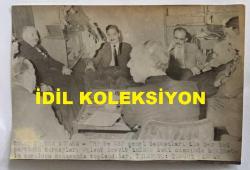 TÜRKİYE CUMHURİYETİ ESKİ BAŞBAKANI BÜLENT ECEVİT'İN ve NECMETTİN ERBAKAN'IN ORİJİNAL AJANS-BASIN FOTOĞRAFI (CHP-MSP KOALİSYONU) - 18 x 12 cm EBADINDA - BÜLENT ECEVİT ve NECMETTİN ERBAKAN KOALİSYON HÜKÜMETİ KURULMASI KARARI SONRASIND KURMAYLARIYLA BİRLİKTE KONUŞURLARKEN ÇEKİLMİŞ BİR KARE, 1974