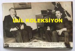 TÜRKİYE CUMHURİYETİ ESKİ BAŞBAKANI BÜLENT ECEVİT'İN ve NECMETTİN ERBAKAN'IN ORİJİNAL AJANS-BASIN FOTOĞRAFI (CHP-MSP KOALİSYONU) - 18 x 12 cm EBADINDA - BÜLENT ECEVİT ve NECMETTİN ERBAKAN KARŞILIKLI GÖRÜŞME SONRASINDA BASINA BİRLİKTE POZ VERİRLERKEN ÇEKİLMİŞ BİR KARE, 1974