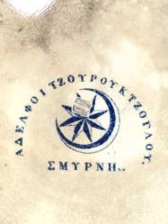 ANTİKA OSMANLI DÖNEMİ AYYILDIZ DAMGALI RUMCA İZMİR VE FİRMA İSMİ YAZILI MAVİ RENKLİ UZAKDOĞU MOTİFLİ KARAKALEM SERAMİK TABAK