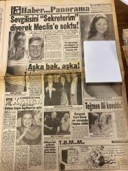 TAN GAZETESİ DOĞUM GÜNÜ HEDİYESİ - 15 EKİM 1993 - TAM TAKIM 8 SAYFADIR - Papandreu-Liani-Erdal Çetin-Şerife Hanım-Mahmut Alınak-Samras Sökmen-Yağmur San-Hülya Mutlu-Melek San-Havva Kopan-Anizar-Berrin Tuncel-Uğur-Ünal-Yüksel Akkan-Bill Cash-Gülben Ergen-Enis Ayyıldız-Danny Kaye-Marianna Fats-Teğmen Ali-Arzu-Melis Fırat-Güzin Abla-Haldun Sevel-Kenan Aydın-Aysu Tansu-Yose Mija Rioca-Yaşar Hoca-Papandreu karısı Liani’yi özel kalem müdürü yaptı-Fuhuş şebekesi yakalandı-Emrinde 12 bin kişi var-Lig alt üst olacak-Cim Bom’un nefesi Kocaeli’nin ensesinde-Kartal Ajax niyetine-Olmak ya da olmamak-Yaşam süresini uzatmak insanın kendi elindedir-Sevgilisini sekreterim diyerek Meclis’e soktu-Aşka bak aşk-Teğmen Ali kovuldu-Temizlik merakı Arzu’ya çok pahalıya mal oldu-Melis’e süper hediye-Her mutfağa el mikseri-Özel korumalar kuş uçurtmuyor-Ustura Kemal Ya İstiklal Ya İstiklal-Haldun Sevel