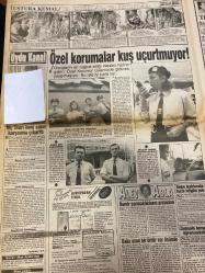 TAN GAZETESİ DOĞUM GÜNÜ HEDİYESİ - 15 EKİM 1993 - TAM TAKIM 8 SAYFADIR - Papandreu-Liani-Erdal Çetin-Şerife Hanım-Mahmut Alınak-Samras Sökmen-Yağmur San-Hülya Mutlu-Melek San-Havva Kopan-Anizar-Berrin Tuncel-Uğur-Ünal-Yüksel Akkan-Bill Cash-Gülben Ergen-Enis Ayyıldız-Danny Kaye-Marianna Fats-Teğmen Ali-Arzu-Melis Fırat-Güzin Abla-Haldun Sevel-Kenan Aydın-Aysu Tansu-Yose Mija Rioca-Yaşar Hoca-Papandreu karısı Liani’yi özel kalem müdürü yaptı-Fuhuş şebekesi yakalandı-Emrinde 12 bin kişi var-Lig alt üst olacak-Cim Bom’un nefesi Kocaeli’nin ensesinde-Kartal Ajax niyetine-Olmak ya da olmamak-Yaşam süresini uzatmak insanın kendi elindedir-Sevgilisini sekreterim diyerek Meclis’e soktu-Aşka bak aşk-Teğmen Ali kovuldu-Temizlik merakı Arzu’ya çok pahalıya mal oldu-Melis’e süper hediye-Her mutfağa el mikseri-Özel korumalar kuş uçurtmuyor-Ustura Kemal Ya İstiklal Ya İstiklal-Haldun Sevel