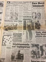 TAN GAZETESİ DOĞUM GÜNÜ HEDİYESİ - 15 EKİM 1993 - TAM TAKIM 8 SAYFADIR - Papandreu-Liani-Erdal Çetin-Şerife Hanım-Mahmut Alınak-Samras Sökmen-Yağmur San-Hülya Mutlu-Melek San-Havva Kopan-Anizar-Berrin Tuncel-Uğur-Ünal-Yüksel Akkan-Bill Cash-Gülben Ergen-Enis Ayyıldız-Danny Kaye-Marianna Fats-Teğmen Ali-Arzu-Melis Fırat-Güzin Abla-Haldun Sevel-Kenan Aydın-Aysu Tansu-Yose Mija Rioca-Yaşar Hoca-Papandreu karısı Liani’yi özel kalem müdürü yaptı-Fuhuş şebekesi yakalandı-Emrinde 12 bin kişi var-Lig alt üst olacak-Cim Bom’un nefesi Kocaeli’nin ensesinde-Kartal Ajax niyetine-Olmak ya da olmamak-Yaşam süresini uzatmak insanın kendi elindedir-Sevgilisini sekreterim diyerek Meclis’e soktu-Aşka bak aşk-Teğmen Ali kovuldu-Temizlik merakı Arzu’ya çok pahalıya mal oldu-Melis’e süper hediye-Her mutfağa el mikseri-Özel korumalar kuş uçurtmuyor-Ustura Kemal Ya İstiklal Ya İstiklal-Haldun Sevel