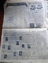 Cumhuriyet Yılbaşı gazetesi - 1 Ocak 1955 - 1955 yılı Yazan Vala Nureddin - eski yılbaşılar yazan Ercüment Ekrem Talu - benim ilk yılbaşım yazan Yaşar Kemal - Prof. Nimbüs'ün yılbaşı tebriki karikatür - Bir yılbaşı gecesi itirafı yazan Fahri Celal - yeni falcılara göre bu sene neler olacak yazan Kazım Kip - Bir yılbaşı gecesi yazan Burhan Felek - zihin sporları - 1954'teki kayıplarımız ve ölen dünya şöhretleri - Orgeneral Şükrü Kanatlı İsmail Habib Sevük Abidin Daver Sait Faik Abasıyanık Perihan Yanal Fotoğraf - yılın en güzel karikatürleri - 1955 yılının eşiğinde şair ne diyor yazan Baki Süha Ediboğlu - kadın modasında geçen yıl ve yeni yıl - halk yeni yıldan neler istiyor ve neler bekliyor Anketi yapanlar Haluk Durukal ve Şahap Balcıoğlu - Cumhuriyet 1955 takvimi  - görüşünüz kuvvetli mi - bilmeceler bulmacalar - Nakiye Elgün Vichinsky Profesör Sadreddin Celal Antel fotoğraf