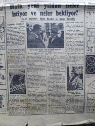Cumhuriyet Yılbaşı gazetesi - 1 Ocak 1955 - 1955 yılı Yazan Vala Nureddin - eski yılbaşılar yazan Ercüment Ekrem Talu - benim ilk yılbaşım yazan Yaşar Kemal - Prof. Nimbüs'ün yılbaşı tebriki karikatür - Bir yılbaşı gecesi itirafı yazan Fahri Celal - yeni falcılara göre bu sene neler olacak yazan Kazım Kip - Bir yılbaşı gecesi yazan Burhan Felek - zihin sporları - 1954'teki kayıplarımız ve ölen dünya şöhretleri - Orgeneral Şükrü Kanatlı İsmail Habib Sevük Abidin Daver Sait Faik Abasıyanık Perihan Yanal Fotoğraf - yılın en güzel karikatürleri - 1955 yılının eşiğinde şair ne diyor yazan Baki Süha Ediboğlu - kadın modasında geçen yıl ve yeni yıl - halk yeni yıldan neler istiyor ve neler bekliyor Anketi yapanlar Haluk Durukal ve Şahap Balcıoğlu - Cumhuriyet 1955 takvimi  - görüşünüz kuvvetli mi - bilmeceler bulmacalar - Nakiye Elgün Vichinsky Profesör Sadreddin Celal Antel fotoğraf