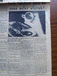 Cumhuriyet Yılbaşı gazetesi - 1 Ocak 1955 - 1955 yılı Yazan Vala Nureddin - eski yılbaşılar yazan Ercüment Ekrem Talu - benim ilk yılbaşım yazan Yaşar Kemal - Prof. Nimbüs'ün yılbaşı tebriki karikatür - Bir yılbaşı gecesi itirafı yazan Fahri Celal - yeni falcılara göre bu sene neler olacak yazan Kazım Kip - Bir yılbaşı gecesi yazan Burhan Felek - zihin sporları - 1954'teki kayıplarımız ve ölen dünya şöhretleri - Orgeneral Şükrü Kanatlı İsmail Habib Sevük Abidin Daver Sait Faik Abasıyanık Perihan Yanal Fotoğraf - yılın en güzel karikatürleri - 1955 yılının eşiğinde şair ne diyor yazan Baki Süha Ediboğlu - kadın modasında geçen yıl ve yeni yıl - halk yeni yıldan neler istiyor ve neler bekliyor Anketi yapanlar Haluk Durukal ve Şahap Balcıoğlu - Cumhuriyet 1955 takvimi  - görüşünüz kuvvetli mi - bilmeceler bulmacalar - Nakiye Elgün Vichinsky Profesör Sadreddin Celal Antel fotoğraf