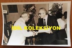 VAKKO'NUN KURUCUSU VİTALİ HAKKO'NUN ORİJİNAL FOTOĞRAFI - 16 x 10 cm EBADINDA - VİTALİ HAKKO YÜKSEK VERGİ ÖDEMESİ VESİLESİYLE NEVZAT AYAZ'DAN ÖDÜL ALIRKEN ÇEKİLMİŞ BİR KARE, AĞUSTOS 1985