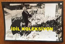 VAKKO'NUN KURUCUSU VİTALİ HAKKO'NUN ORİJİNAL AJANS-BASIN FOTOĞRAFI - 18 x 12 cm EBADINDA - VİTALİ HAKKO, SUADİYE'DE AÇTIKLARI VAKKO MAĞAZASININ AÇILIŞINDA OĞLU CEM HAKKO'YLA BİRLİKTE ÇİÇEKLERİ DİZERKEN ÇEKİLMİŞ BİR KARE, 1985