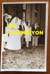 VAKKO'NUN KURUCUSU VİTALİ HAKKO'NUN ORİJİNAL FOTOĞRAFI  - 16 x 11 cm EBADINDA - VİTALİ HAKKO'NUN OĞLU CEM HAKKO'NUN İSVİÇRELİ BETTINA MACHLER İLE DÜĞÜNÜNDE ÇEKİLMİŞ BİR HATIRA FOTOĞRAFI, 22 TEMMUZ 1983