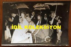 VAKKO'NUN KURUCUSU VİTALİ HAKKO'NUN ORİJİNAL AJANS-BASIN 5'Lİ FOTOĞRAF SETİ  - 18 x 12 cm EBADINDA - VİTALİ HAKKO'NUN OĞLU CEM HAKKO'NUN İSVİÇRELİ BETTINA MACHLER İLE DÜĞÜNÜNDE ÇEKİLMİŞ 5 FARKLI KARE, 22 TEMMUZ 1983