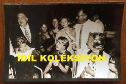 VAKKO'NUN KURUCUSU VİTALİ HAKKO'NUN ORİJİNAL AJANS-BASIN 5'Lİ FOTOĞRAF SETİ  - 18 x 12 cm EBADINDA - VİTALİ HAKKO'NUN OĞLU CEM HAKKO'NUN İSVİÇRELİ BETTINA MACHLER İLE DÜĞÜNÜNDE ÇEKİLMİŞ 5 FARKLI KARE, 22 TEMMUZ 1983