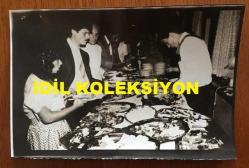 VAKKO'NUN KURUCUSU VİTALİ HAKKO'NUN ORİJİNAL AJANS-BASIN 5'Lİ FOTOĞRAF SETİ  - 18 x 12 cm EBADINDA - VİTALİ HAKKO'NUN OĞLU CEM HAKKO'NUN İSVİÇRELİ BETTINA MACHLER İLE DÜĞÜNÜNDE ÇEKİLMİŞ 5 FARKLI KARE, 22 TEMMUZ 1983