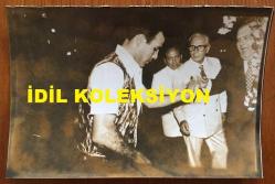 VAKKO'NUN KURUCUSU VİTALİ HAKKO'NUN ORİJİNAL AJANS-BASIN 5'Lİ FOTOĞRAF SETİ  - 18 x 12 cm EBADINDA - VİTALİ HAKKO'NUN OĞLU CEM HAKKO'NUN İSVİÇRELİ BETTINA MACHLER İLE DÜĞÜNÜNDE ÇEKİLMİŞ 5 FARKLI KARE, 22 TEMMUZ 1983