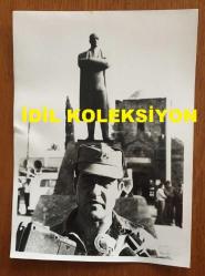 Efemera - KIBRIS BARIŞ HAREKATI'NIN ORİJİNAL AJANS-BASIN FOTOĞRAFI  - 18 x 13 cm EBADINDA - KIBRIS BARIŞ HAREKATI SONRASINDA GÜNEY'DEKİ TÜRKLERİN GÖÇ ETMEYE BAŞLADIKLARI SÜREÇTE GEÇİT TÖRENİNDEN BİR KARE, ATATÜRK ANITI ÖNÜNDE BİR TÜRK SUBAYI, 1975 - kitantik - kitaLog