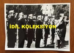 KIBRIS BARIŞ HAREKATI'NIN ORİJİNAL AJANS-BASIN FOTOĞRAFI  - 18 x 13 cm EBADINDA - KIBRIS BARIŞ HAREKATI SONRASINDA GÜNEY'DEKİ TÜRKLERİN GÖÇ ETMEYE BAŞLADIKLARI SÜREÇTE GEÇİT TÖRENİNDEN BİR KARE, TÖREN SIRASINDA BİR TÜRK SUBAYI ASKERLERİYLE BİRLİKTE SELAM DURURKEN, 1975