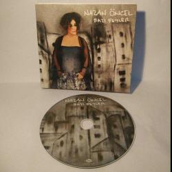 CD Nazan Öncel Bazı Şeyler Albümü. Dinlemeyi etkilemeyen çizikler var. Orijinal. Sorunsuz çalışıyor.