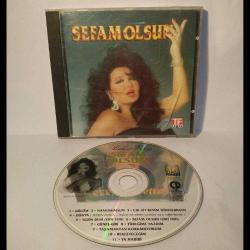 CD Bülent Ersoy Sefam Olsun Albümü, 1993 dönem Baskı. Dinlemeyi etkilemeyen çizikler var. Orijinal. Sorunsuz çalışıyor.