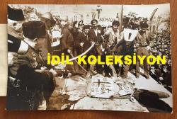 KIBRIS BARIŞ HAREKATI DÖNEMİNDEN ORİJİNAL AJANS-BASIN  FOTOĞRAF  - 18 x 12 cm EBADINDA - İSTANBUL ÜNİVERSİTESİ BEYAZIT KAMPÜSÜ ÖNÜNDE YAPILAN ''YUNANİSTAN'A İHTAR MİTİNGİ''NDEN BİR KARE, 1974 (MAKARIOS KUKLASI MEHTER TAKIMI TARAFINDAN KILIÇLARLA PARÇALANIRKEN