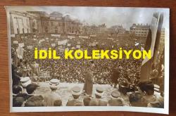 13 Nisan 1974-KIBRIS BARIŞ HAREKATI DÖNEMİNDEN ORİJİNAL AJANS-BASIN  FOTOĞRAF  - 18 x 12 cm EBADINDA - İSTANBUL ÜNİVERSİTESİ BEYAZIT KAMPÜSÜ ÖNÜNDE YAPILAN ''YUNANİSTAN'A İHTAR MİTİNGİ''NDEN BİR KARE, 1974 (AÇIKLAMAYI OKUYUNUZ)