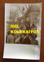 13 Nisan 1974-KIBRIS BARIŞ HAREKATI DÖNEMİNDEN ORİJİNAL AJANS-BASIN  FOTOĞRAF  - 18 x 12 cm EBADINDA - İSTANBUL ÜNİVERSİTESİ BEYAZIT KAMPÜSÜ ÖNÜNDE YAPILAN ''YUNANİSTAN'A İHTAR MİTİNGİ''NDEN BİR KARE, 1974 (AÇIKLAMAYI OKUYUNUZ)
