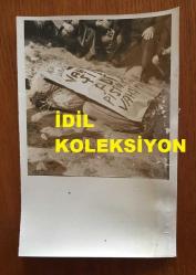 13 Nisan 1974-KIBRIS BARIŞ HAREKATI DÖNEMİNDEN ORİJİNAL AJANS-BASIN  FOTOĞRAF  - 18 x 12 cm EBADINDA - İSTANBUL ÜNİVERSİTESİ BEYAZIT KAMPÜSÜ ÖNÜNDE YAPILAN ''YUNANİSTAN'A İHTAR MİTİNGİ''NDEN BİR KARE, 1974 (AÇIKLAMAYI OKUYUNUZ)
