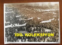 13 Nisan 1974-KIBRIS BARIŞ HAREKATI DÖNEMİNDEN ORİJİNAL AJANS-BASIN  BÜYÜK BOY FOTOĞRAF  - 24 x 18 cm EBADINDA - İSTANBUL ÜNİVERSİTESİ BEYAZIT KAMPÜSÜ ÖNÜNDE YAPILAN ''YUNANİSTAN'A İHTAR MİTİNGİ''NDEN BİR KARE, 1974 (AÇIKLAMAYI OKUYUNUZ)