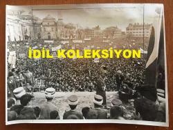 13 Nisan 1974-KIBRIS BARIŞ HAREKATI DÖNEMİNDEN ORİJİNAL AJANS-BASIN  BÜYÜK BOY FOTOĞRAF  - 24 x 18 cm EBADINDA - İSTANBUL ÜNİVERSİTESİ BEYAZIT KAMPÜSÜ ÖNÜNDE YAPILAN ''YUNANİSTAN'A İHTAR MİTİNGİ''NDEN BİR KARE, 1974 (AÇIKLAMAYI OKUYUNUZ)