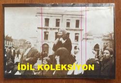 13 Nisan 1974-KIBRIS BARIŞ HAREKATI DÖNEMİNDEN ORİJİNAL AJANS-BASIN  FOTOĞRAF (KAĞIT BASKI)  - 18 x 12 cm EBADINDA - İSTANBUL ÜNİVERSİTESİ BEYAZIT KAMPÜSÜ ÖNÜNDE YAPILAN ''YUNANİSTAN'A İHTAR MİTİNGİ''NDEN BİR KARE, 1974 (AÇIKLAMAYI OKUYUNUZ)