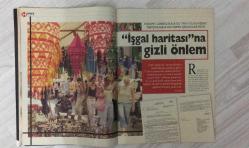 HAFTALIK HABER DERGİSİ – SAYI: 172 – 21–27 TEMMUZ 2006 – 96 SAYFA – GAY DERVİŞLERİN TARİHTEKİ BÜYÜK ÖYKÜSÜ – YASSIADA’DA RUS TURİSTLERLE İLGİLİ İDDİALAR – “TÜRKİYE’NİN SÜPERMEN’E İHTİYACI VAR” YAZILARI – ÜNLÜLERDEN SÜPERMEN YORUMLARI – UYUŞTURUCU KLİNİĞİNİN ÜNLÜ HASTALARI – İLİŞKİ VE SEKS KOÇLARINDAN AŞK VE ÖPÜŞME TEKNİKLERİ – SUİKAST MAĞDURU AYDINLARIN EŞLERİYLE RÖPORTAJ: ŞENGÜL HABLEMİTOĞLU VE NİLÜFER KIŞLALI – MUSTAFA SANDAL’IN “DOSTLUK ELÇİSİ” NATALIA – MUHAMMED SALİH’LE SÜRGÜNDE MUHALEFET – YATAK ODASINDA ÜÇÜNCÜ GÖZ: ÇİFT TERAPİSİNDE RADİKAL YÖNTEMLER – TEHLİKEDEKİ HAYVAN TÜRLERİ VE İNSAN ETKİSİ – SUFİLİKTE EŞCİNSELLİK TARTIŞMASI: İBRAHİM DEDE’NİN İTİRAFLARI – ORTADOĞU’DA YENİ GERGİNLİK – MENDERES’TEN BUGÜNE YASSIADA’NIN DÖNÜŞÜMÜ – SİYASET – YAŞAM – KÜLTÜR – TELEVİZYON – RÖPORTAJ – SPOR – EKONOMİ – MÜZİK – SİNEMA – KİTAP – ASTROLOJİ – MODA – BULMACA – YAŞAM DESTEK ÜNİTESİ – YÜKSEK İRTİFA – ANKARA SARRAFI – FEŞİN Tİ Vİ – FAL – SELAHATTİN DUMAN – GÜLSE BİRSEL – FERZAN ÖZPETEK – OKAN