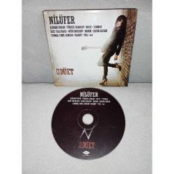 Cd Nilüfer 12 Düet Albümü. Nilüfer'in Rock düetlerinden oluşan albümüdür. Dinlemeyi etkilemeyen yoğun çizikler var. Baştan sona dinlendi sorunsuz çalışıyor.   Hayko Cepkin, Şebnem ferah, yüksek sadakat, malt, Teoman, gece yolcuları, Ogün Sanlısoy, Badem, Rashit, TNK, Candaş Cingi Ruacan, 4X4