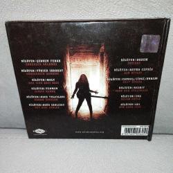 Cd Nilüfer 12 Düet Albümü. Nilüfer'in Rock düetlerinden oluşan albümüdür. Dinlemeyi etkilemeyen yoğun çizikler var. Baştan sona dinlendi sorunsuz çalışıyor.   Hayko Cepkin, Şebnem ferah, yüksek sadakat, malt, Teoman, gece yolcuları, Ogün Sanlısoy, Badem, Rashit, TNK, Candaş Cingi Ruacan, 4X4