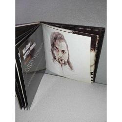 Cd Nilüfer 12 Düet Albümü. Nilüfer'in Rock düetlerinden oluşan albümüdür. Dinlemeyi etkilemeyen yoğun çizikler var. Baştan sona dinlendi sorunsuz çalışıyor.   Hayko Cepkin, Şebnem ferah, yüksek sadakat, malt, Teoman, gece yolcuları, Ogün Sanlısoy, Badem, Rashit, TNK, Candaş Cingi Ruacan, 4X4