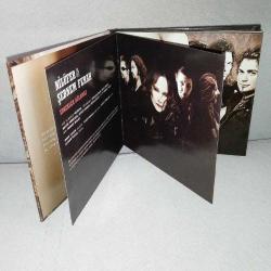 Cd Nilüfer 12 Düet Albümü. Nilüfer'in Rock düetlerinden oluşan albümüdür. Dinlemeyi etkilemeyen yoğun çizikler var. Baştan sona dinlendi sorunsuz çalışıyor.   Hayko Cepkin, Şebnem ferah, yüksek sadakat, malt, Teoman, gece yolcuları, Ogün Sanlısoy, Badem, Rashit, TNK, Candaş Cingi Ruacan, 4X4