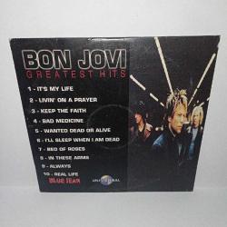Bonjovi CD rom Blue Jean Bon jovi greatest hits. çalışmasını etkilemeyen çizikler var. Orijinal. Sorunsuz çalışıyor.